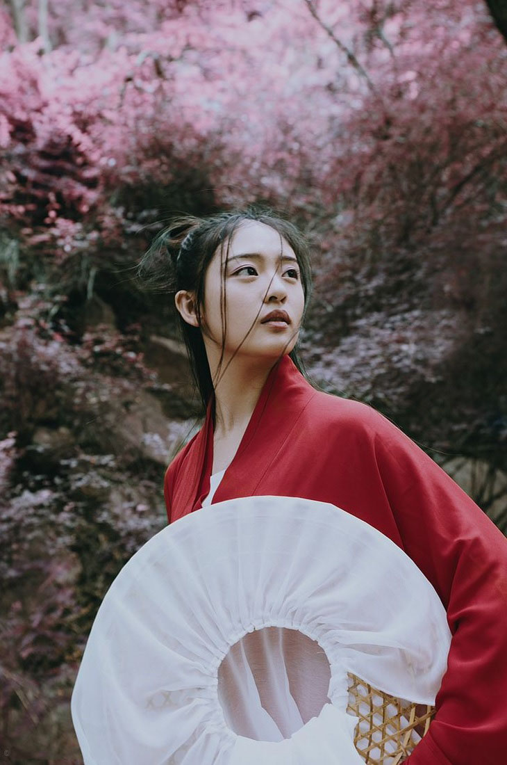 Model with red Hanfu