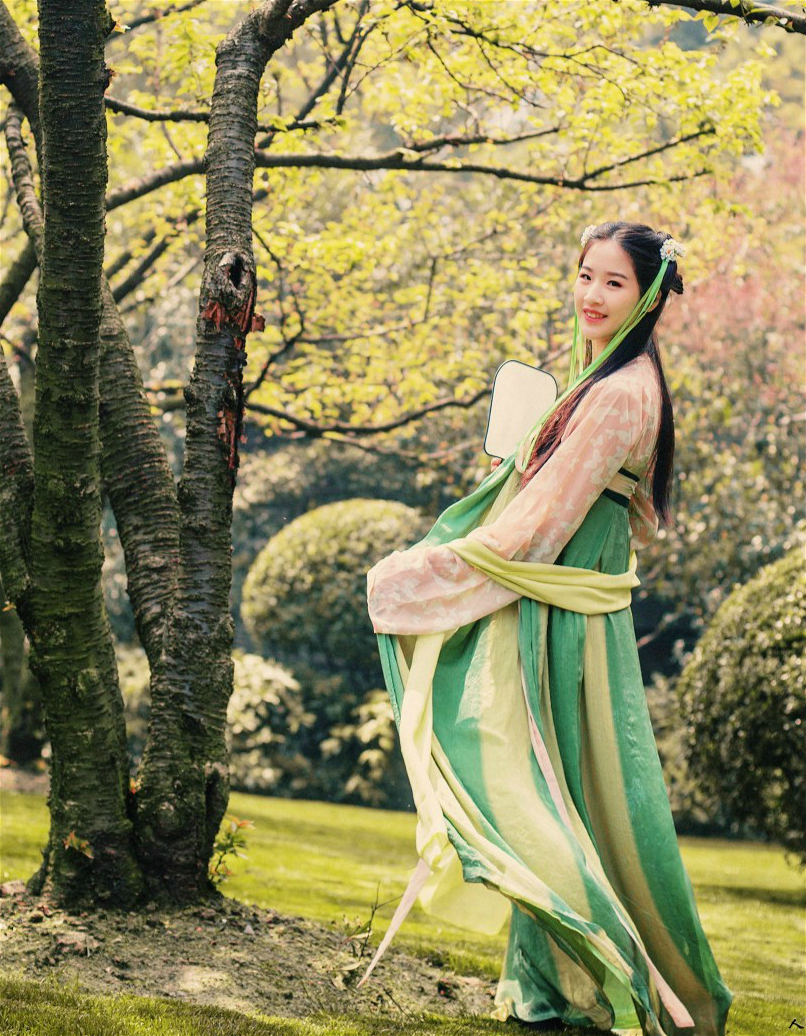 Model with green Hanfu