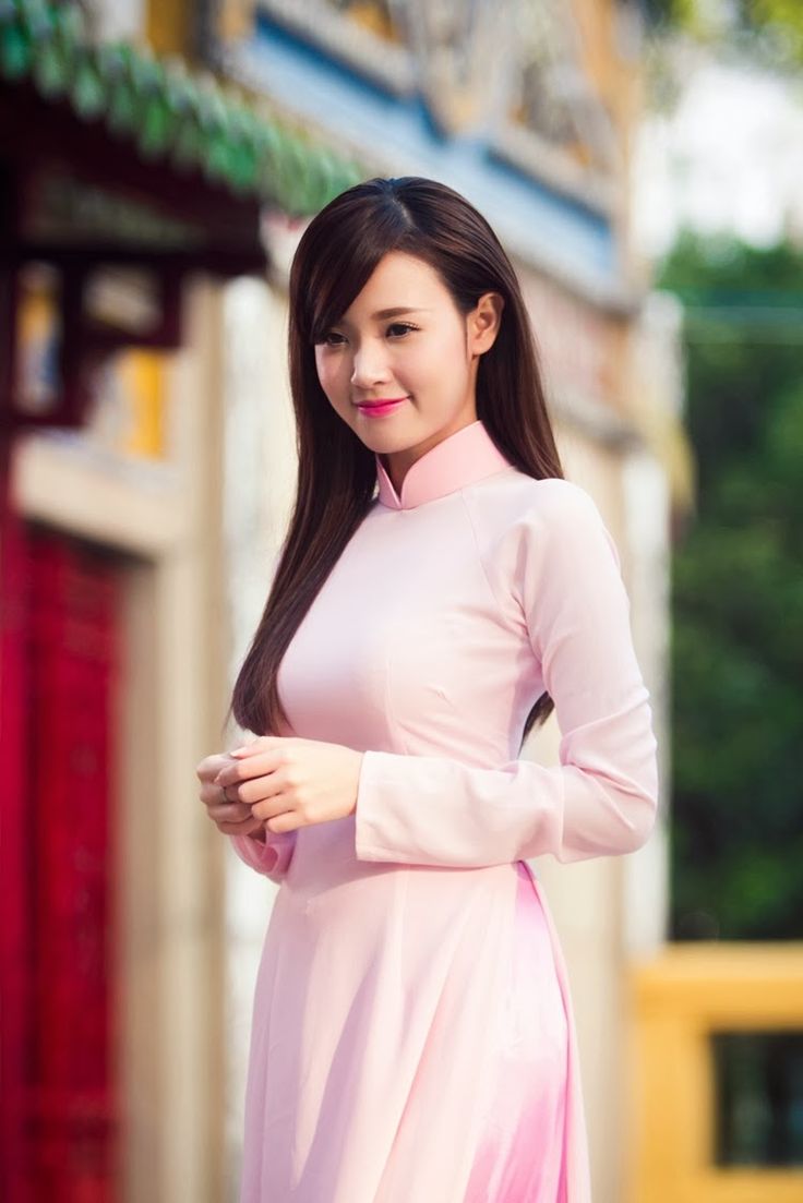 Model with pink Ao dai