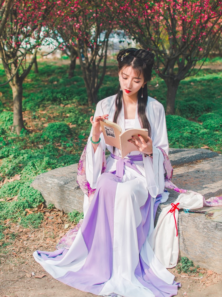 Model with white and purple Hanfu