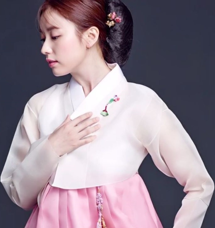 Model with white and pink Hanbok