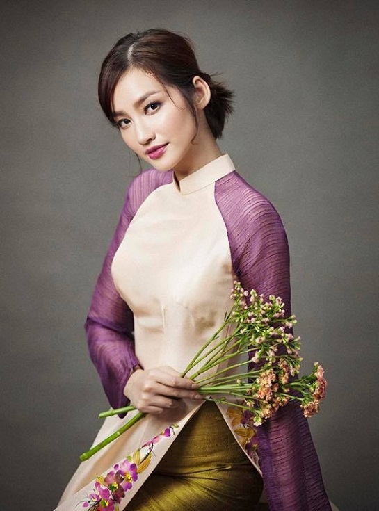 Model with white and purple Ao dai
