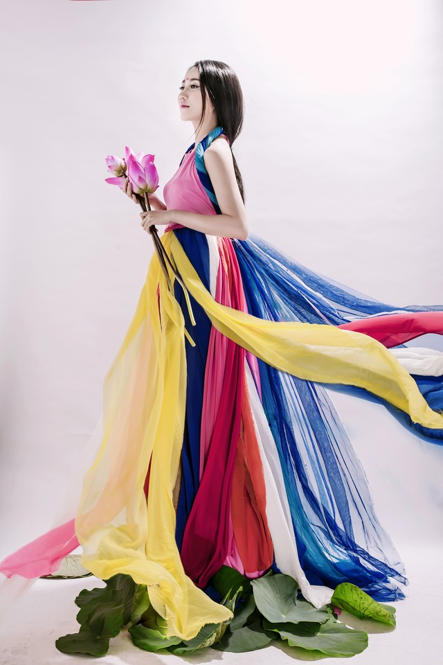 Model wih rainbow Ao dai walking on leaf